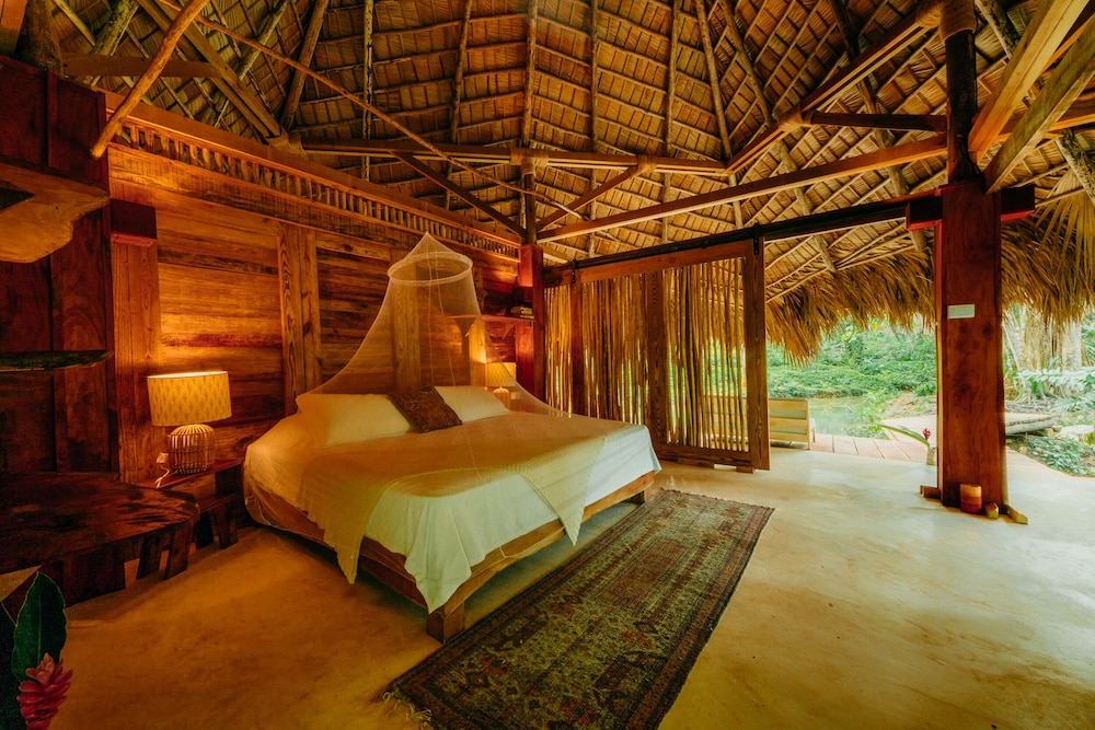 Deluxe King Room 6