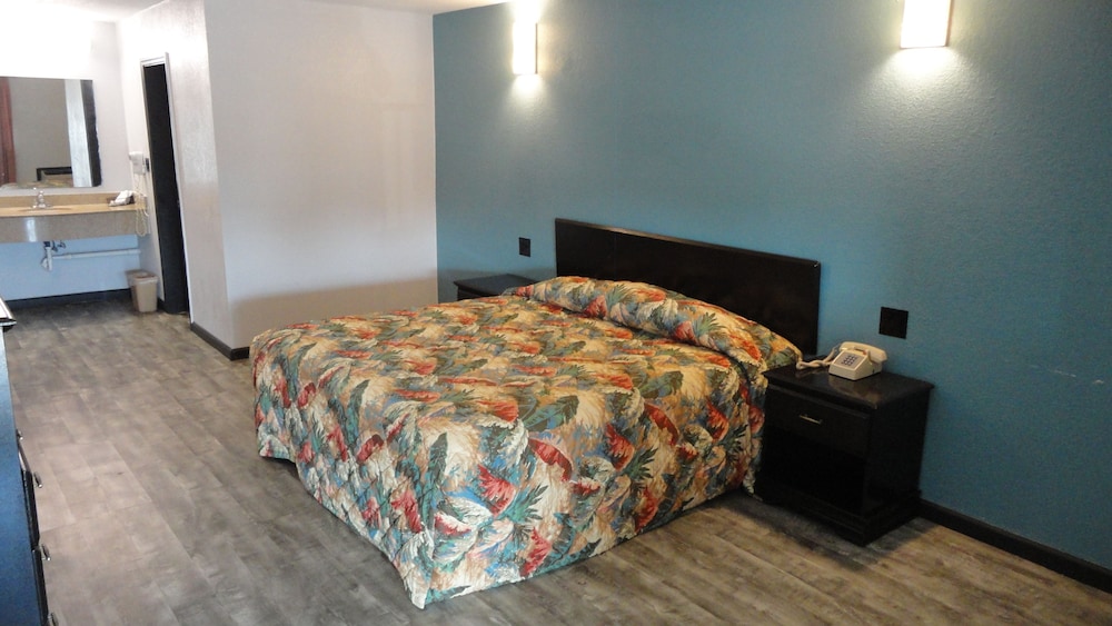 Standard Room, 1 King Bed, Non Smoking photo 1