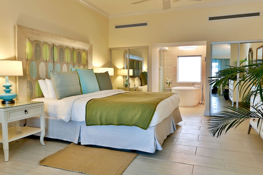 Signature Suite, Poolside