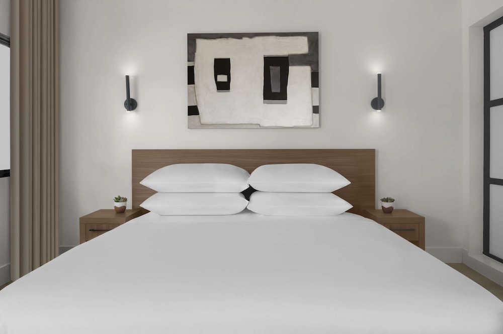 Premier Room, 1 King Bed - Photo 2