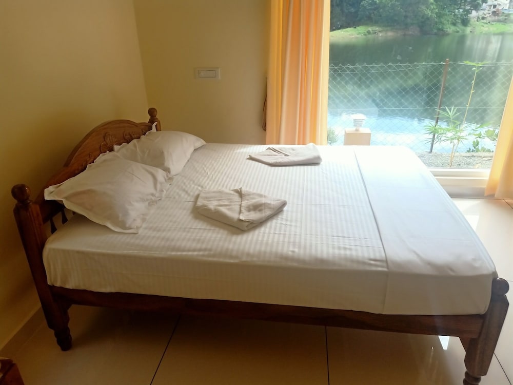 Deluxe Single Room, Partial Lake View photo 1