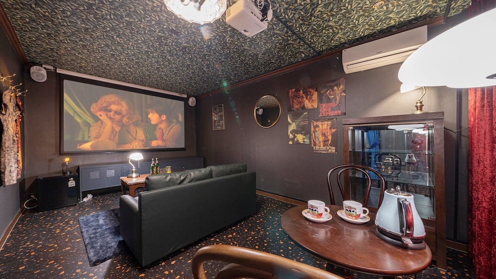 Party Room - Photo 1