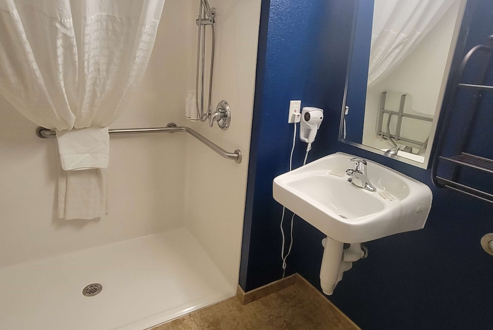 Studio, 1 Queen Bed, Accessible, Non Smoking (Hearing Impaired Accessible) - Photo 9