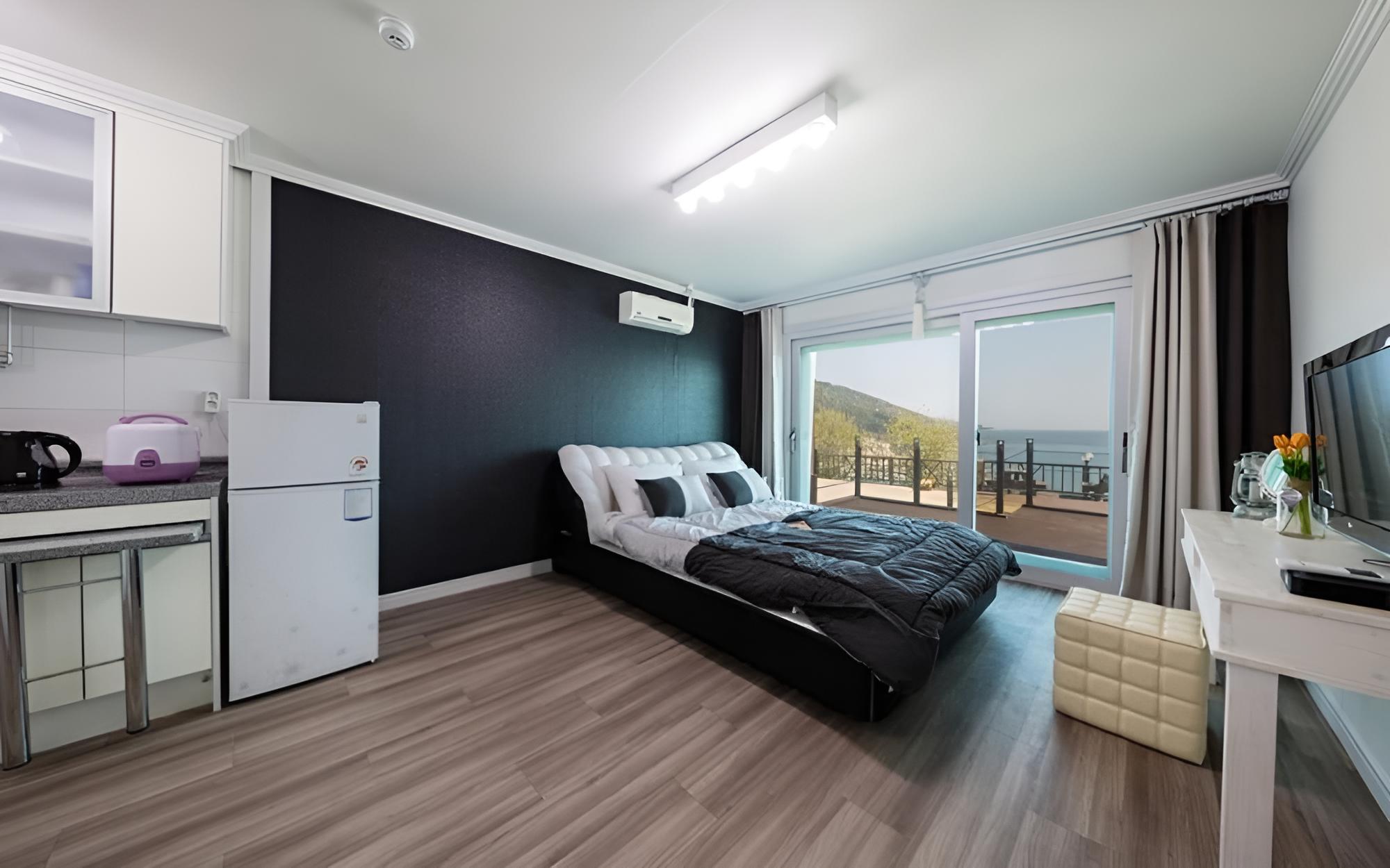 Room (102 Chevy White) photo 2