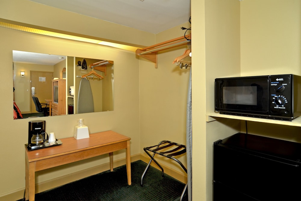 Room, 2 Queen Beds, Non Smoking - Photo 5