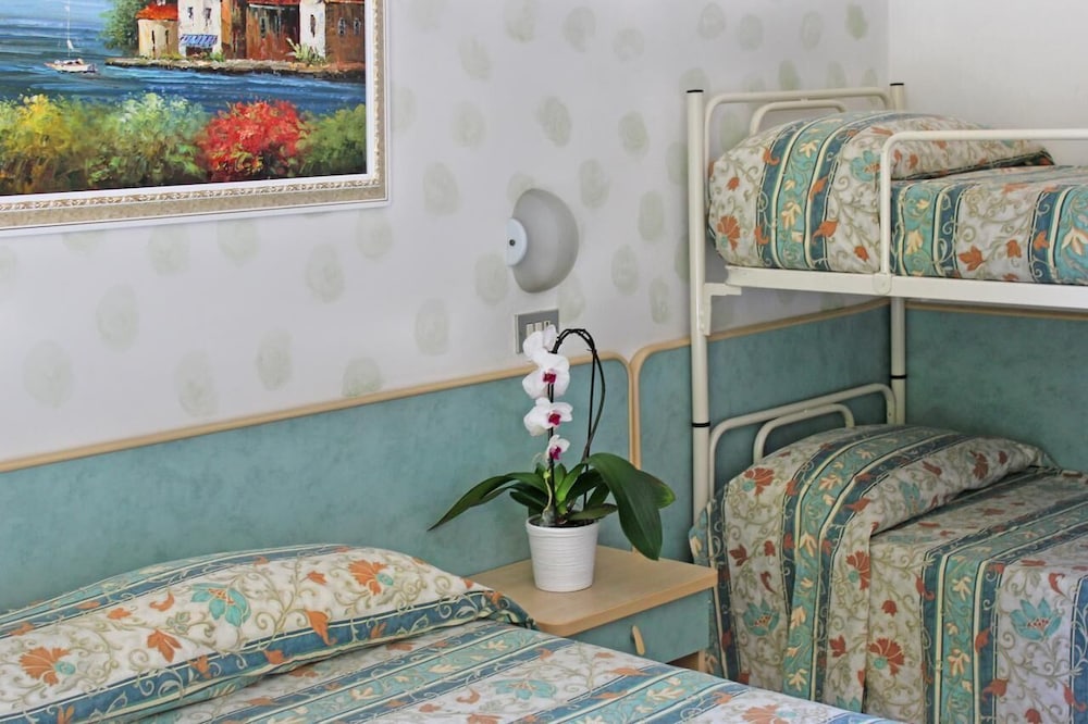 Quadruple Room - Photo 11