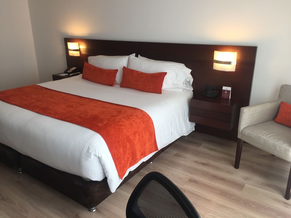 Suite, 1 King Bed, Non Smoking (Oversized Room) - Photo 4