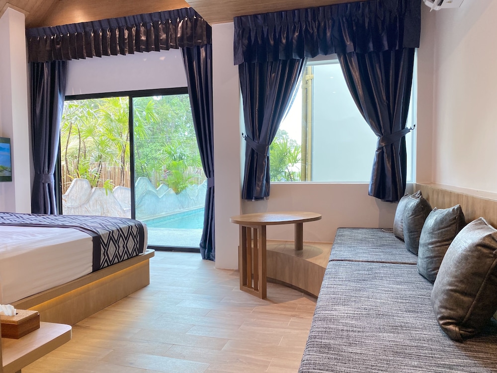 Junior Suite Pool Access photo 3