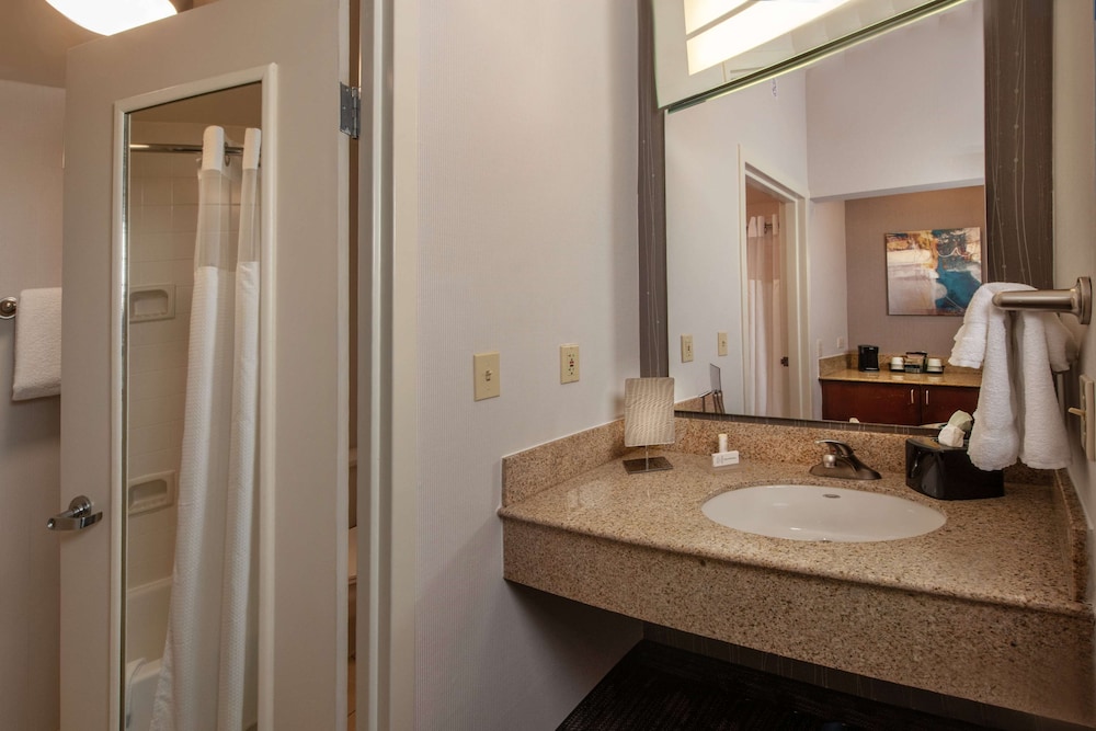 Deluxe Room, 1 King Bed with Sofa bed (Balcony & Courtyard View) - Photo 5