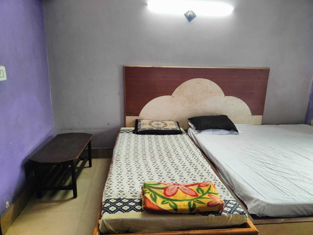 Basic Room, 1 King Bed