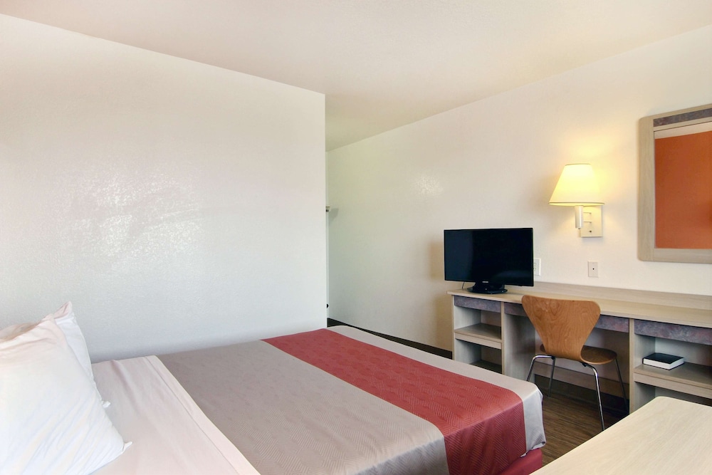 Standard Room, 2 Double Beds, Non Smoking photo 3