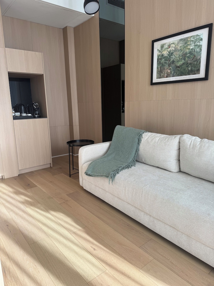 Superior Corner Suite thumbnail 5