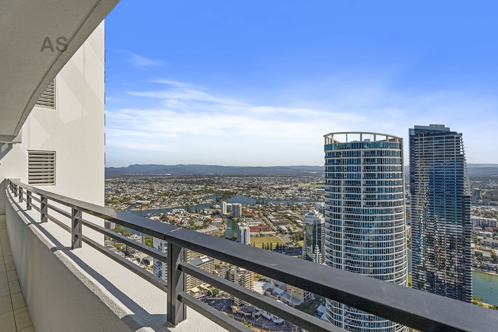 Level 56 Luxury Apartment, 3 Bedrooms, 2 Bathrooms, Ocean View photo 3