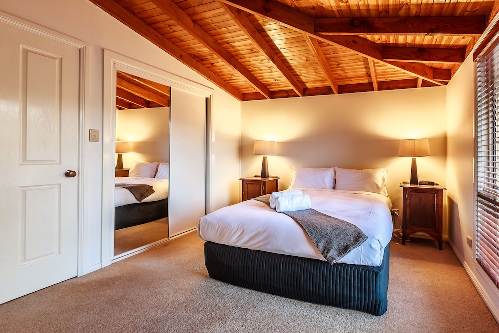 Luxury Cottage, 2 Bedrooms, Jetted Tub, Garden View photo 2