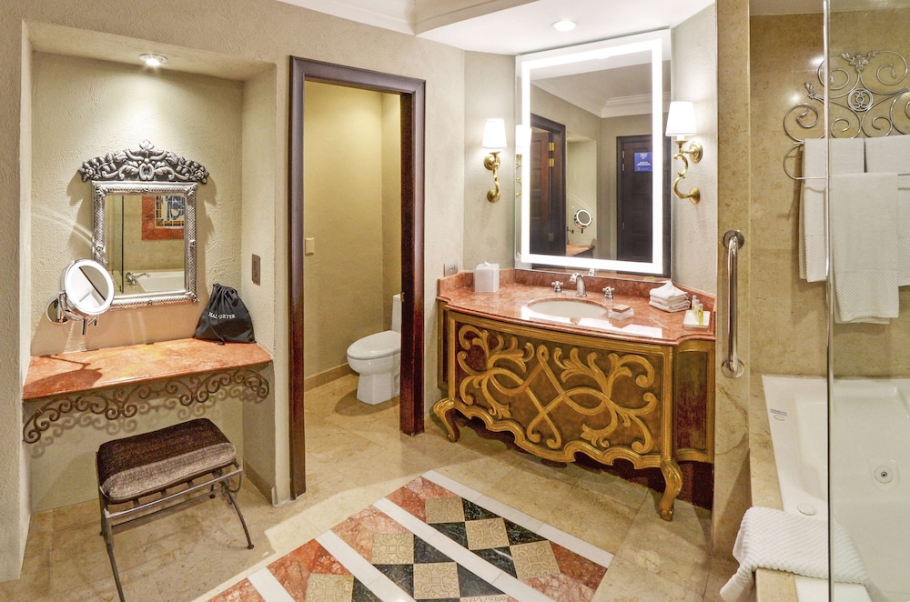 Deluxe Room, 1 King Bed photo 3