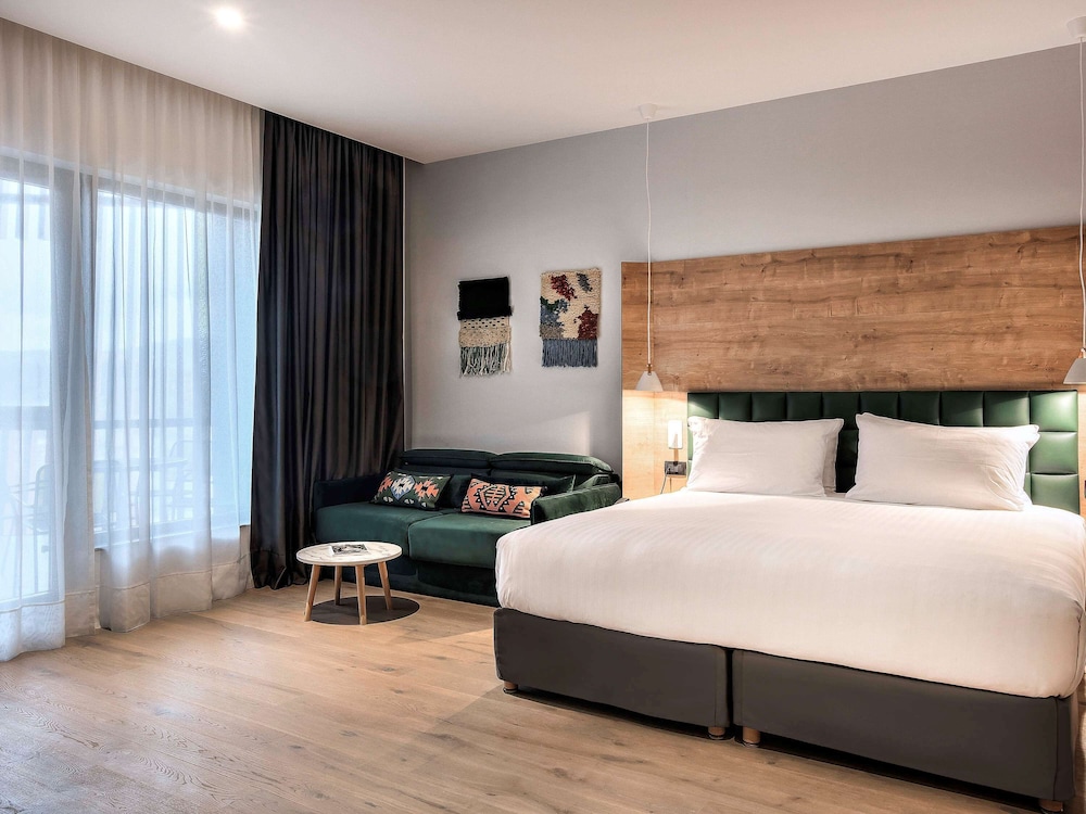 Junior Suite, 1 King Bed, Balcony photo 1