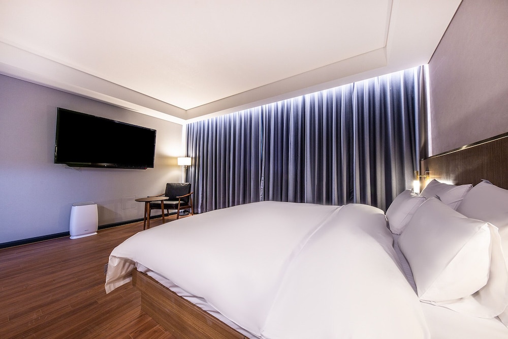 Superior Double Room, 1 King Bed, Non Smoking, City View photo 2