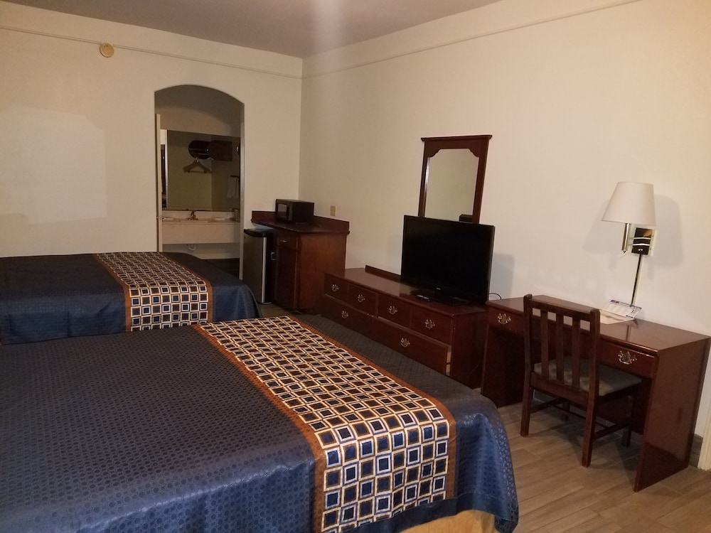 Deluxe Room, 2 Queen Beds, Refrigerator & Microwave photo 2