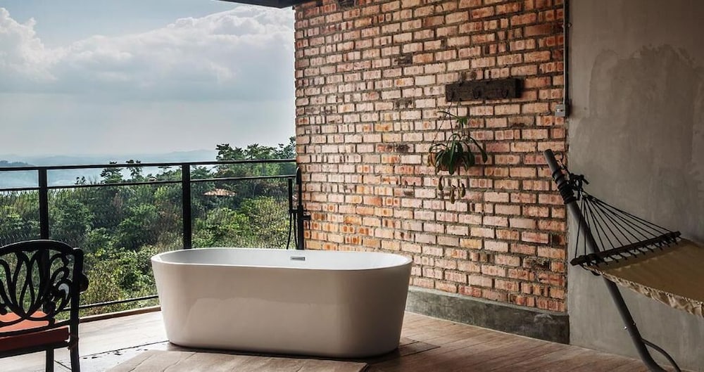 Luxury Room with Balcony - Photo 6