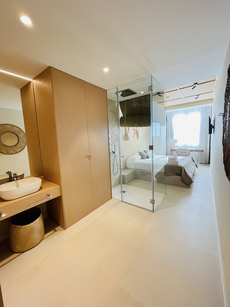 Superior Room, City View - Photo 13