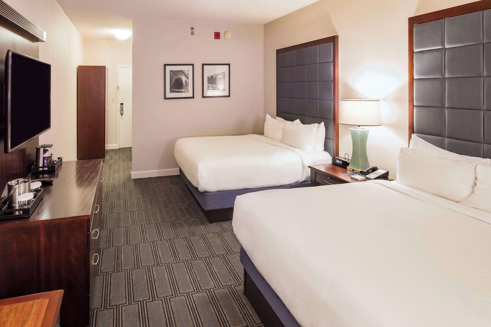 Classic Suite, 2 Queen Beds photo 3