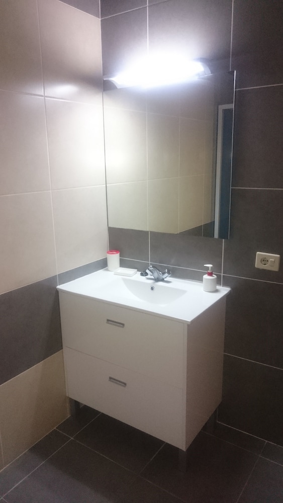 Standard Room, 2 Twin Beds - Photo 9