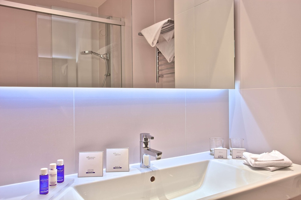 Premium Room - Photo 7