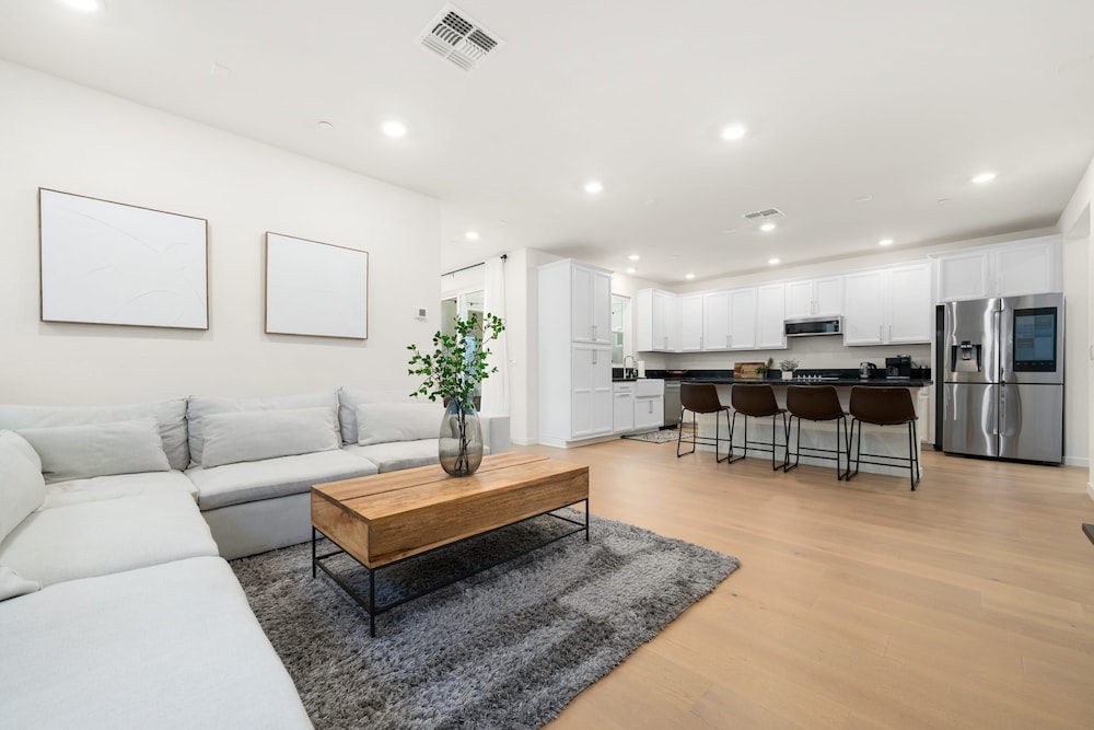 Modern 4BR Home Nr Airport DT w Fire Pit, Billede 35