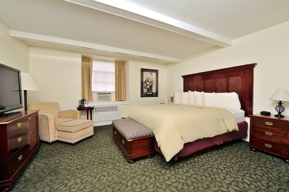 Deluxe Room, 1 King Bed photo 3