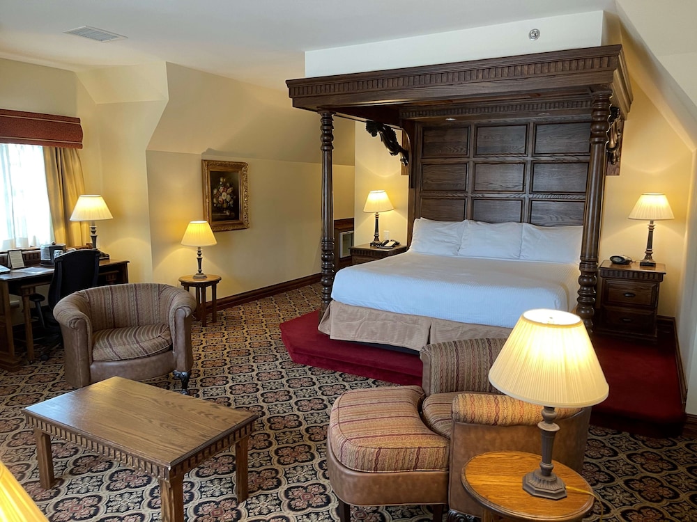 Suite, 1 King Bed, Non Smoking, Jetted Tub (Larger Room) photo 3