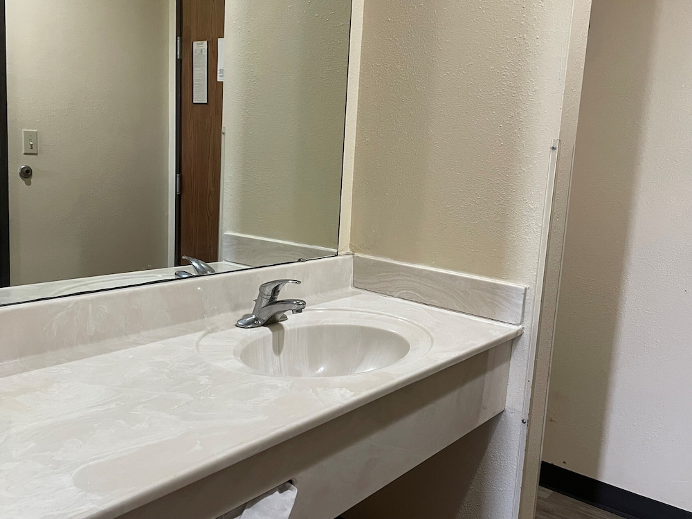 Suite, 1 Queen Bed, Non Smoking, Jetted Tub - Photo 5