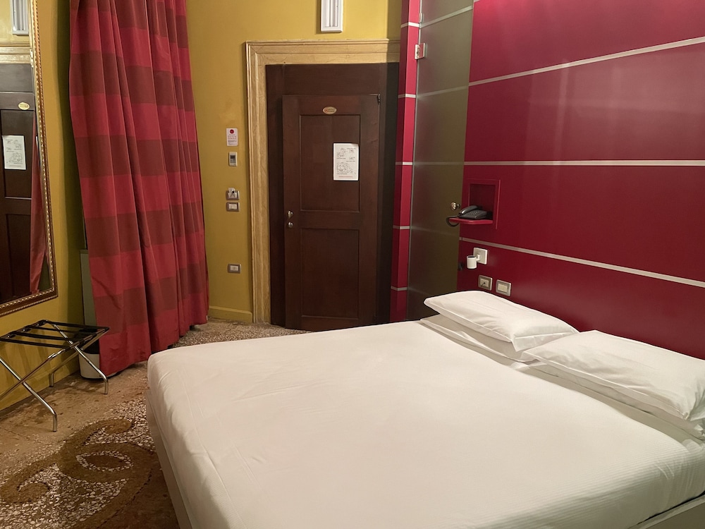 Deluxe Double Room with Whirlpool Bath photo 3