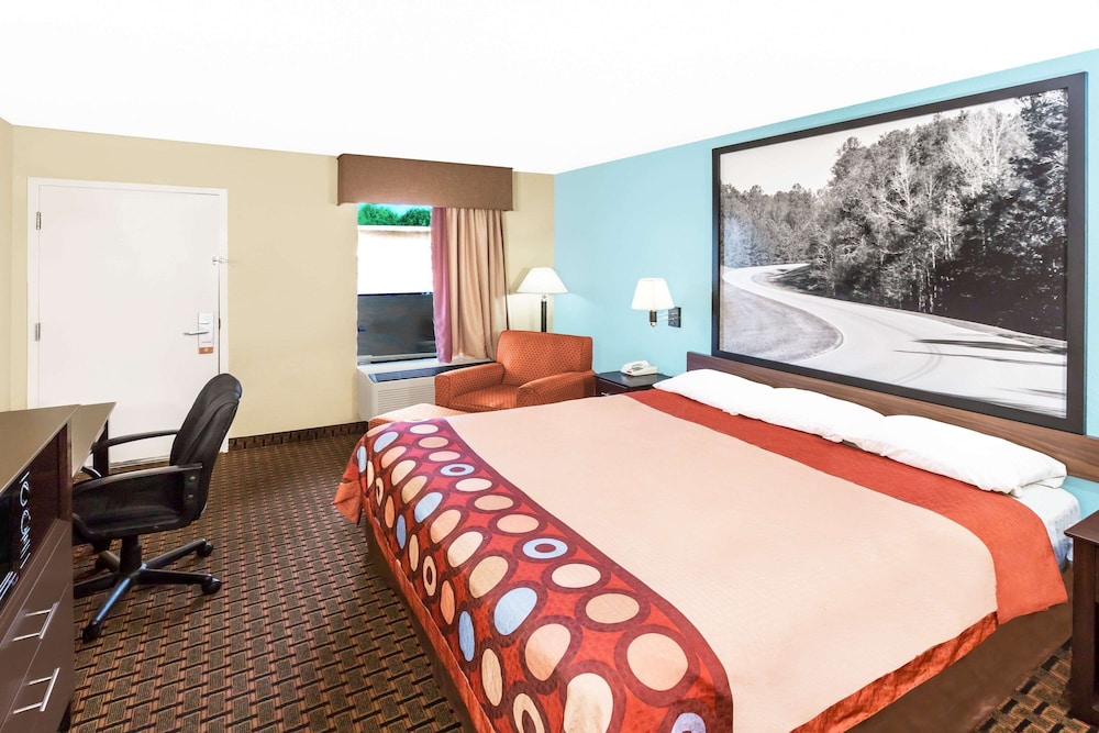 Standard Room, 1 King Bed, Smoking - Photo 1