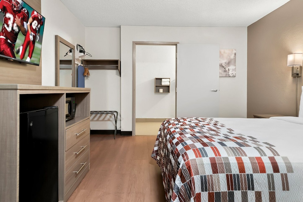 Superior Room, 1 Queen Bed, Non Smoking (Ada, Roll-In Shower) - Photo 6