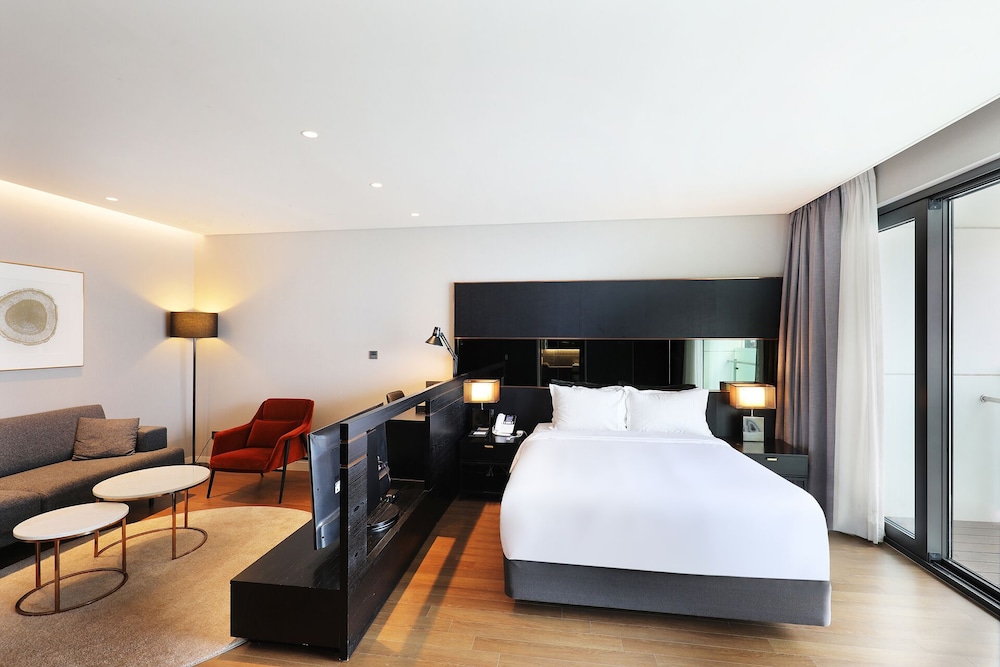Junior Suite Queen (Complimentary Pool Access for 2) - Photo 12