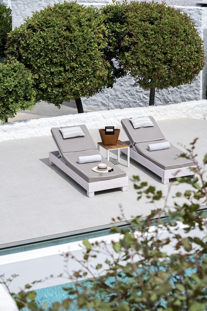 Deluxe Room, Pool View With Balcony, 1 King thumbnail 5
