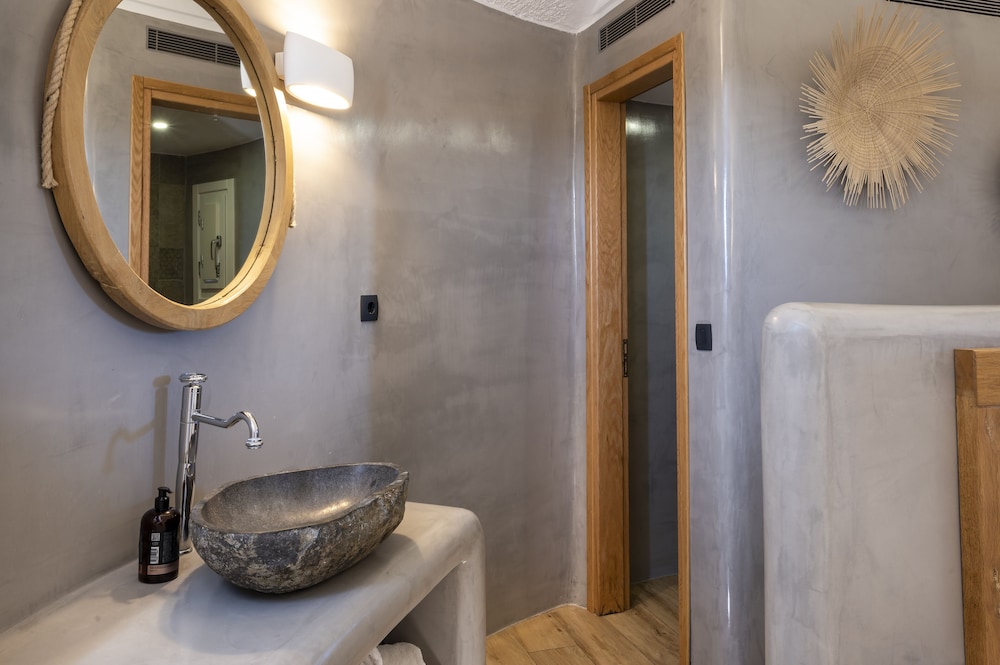 Honeymoon Windmill Suite with sharing pool - Photo 3