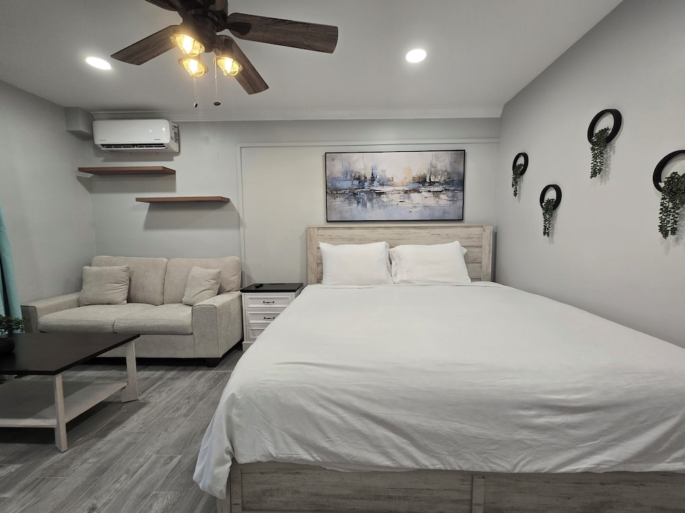 Luxury Single Room, 1 King Bed with Sofa bed, Pool View photo 3