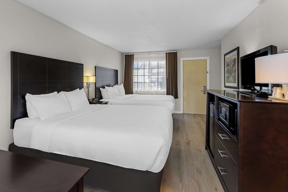 Room, Multiple Beds, Non Smoking, Balcony photo 2