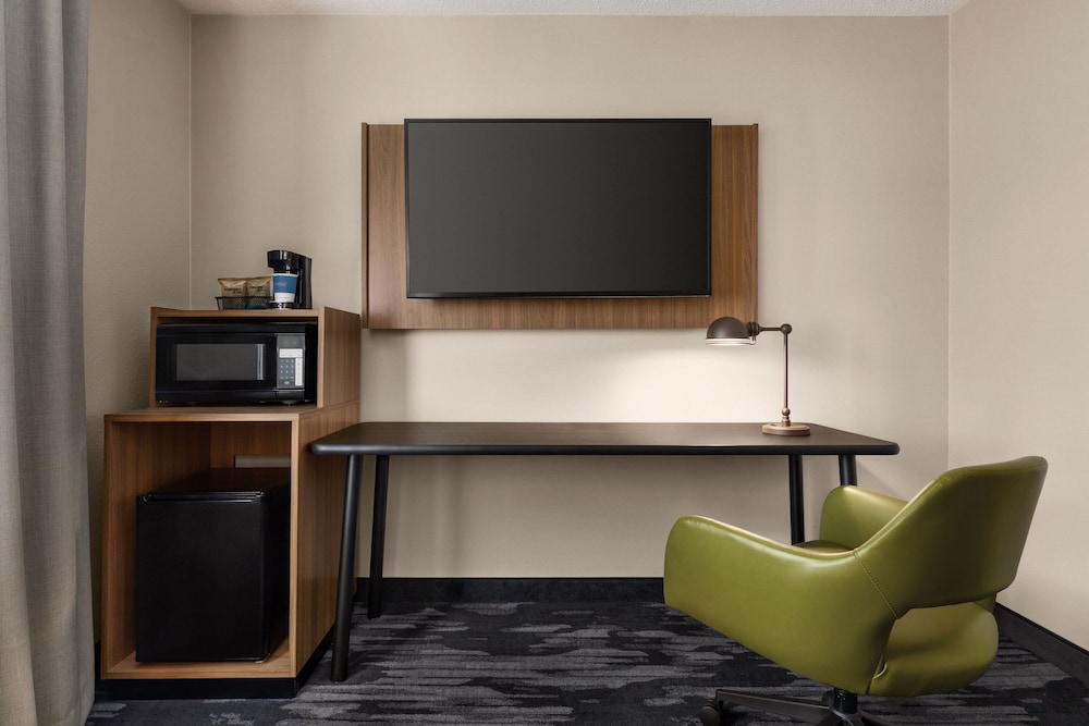 Executive Suite, 1 King Bed with Sofa bed (Mobility/Hearing Access, Roll-In Shwr) photo 3