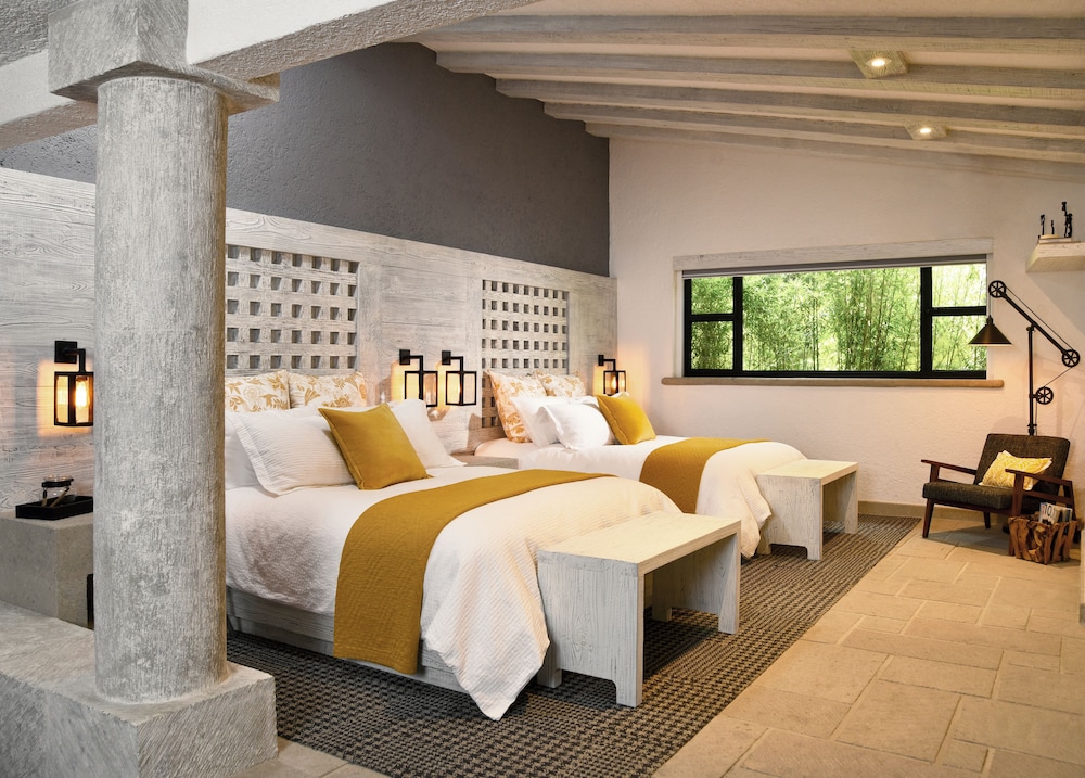 Design Studio Suite, 1 King Bed, Non Smoking, Bathtub