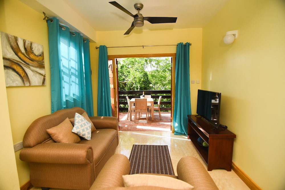Premier Apartment, 1 Bedroom, Partial Ocean View, Garden Area