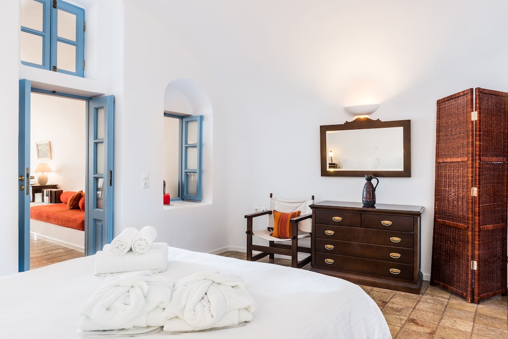 Junior Suite (Caldera View) - Photo 10