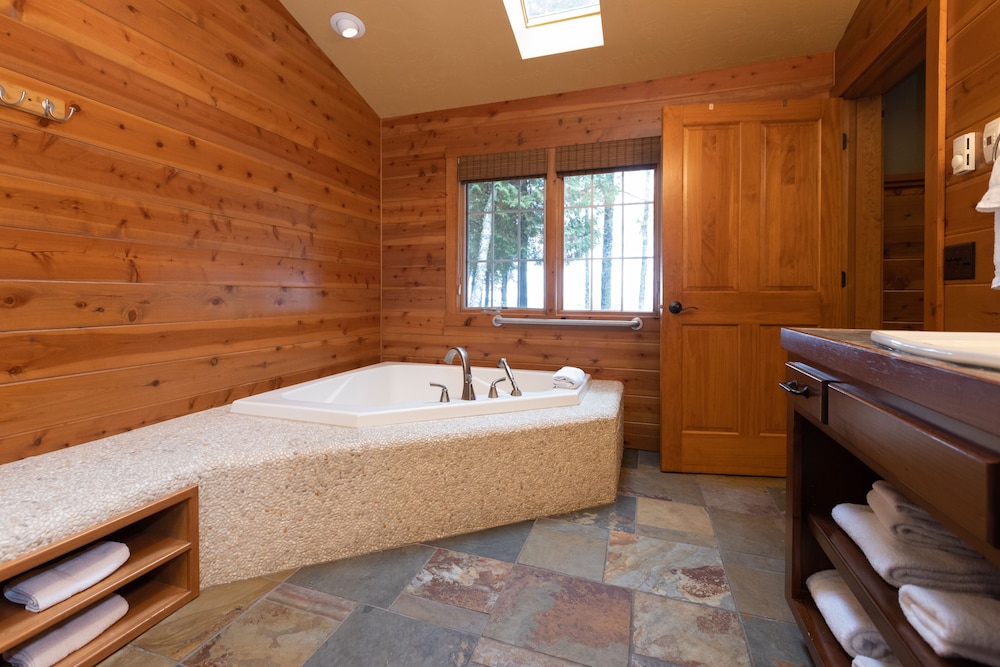 Premier Lakeview One Bedroom Cottage photo 3