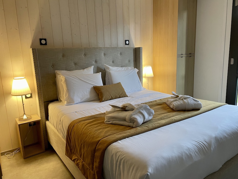 Premium Suite, 1 Queen Bed, Hot Tub, Mountain View - Photo 12
