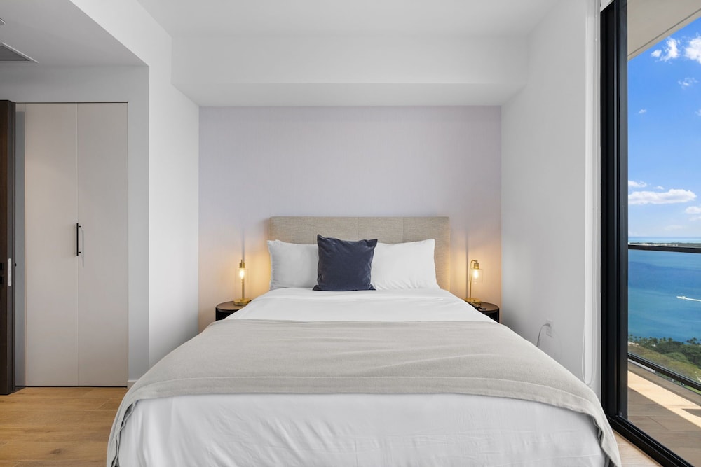 Luxury Condo, Balcony, City View photo 3