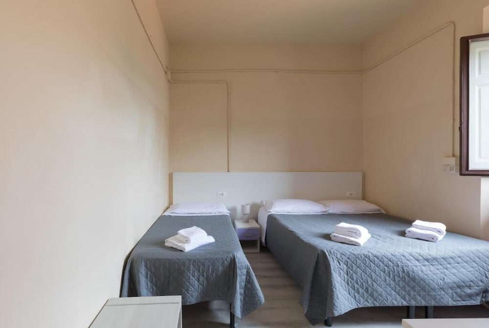 Basic Triple Room, Shared Bathroom - Photo 3