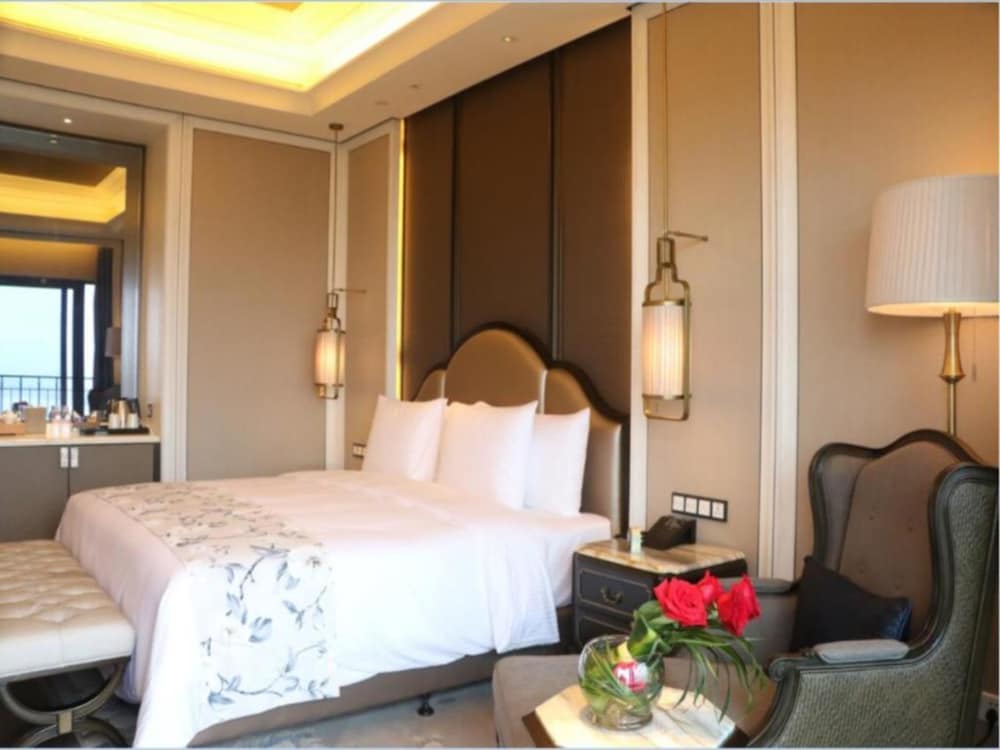Grand Deluxe King Room With Lake View photo 3