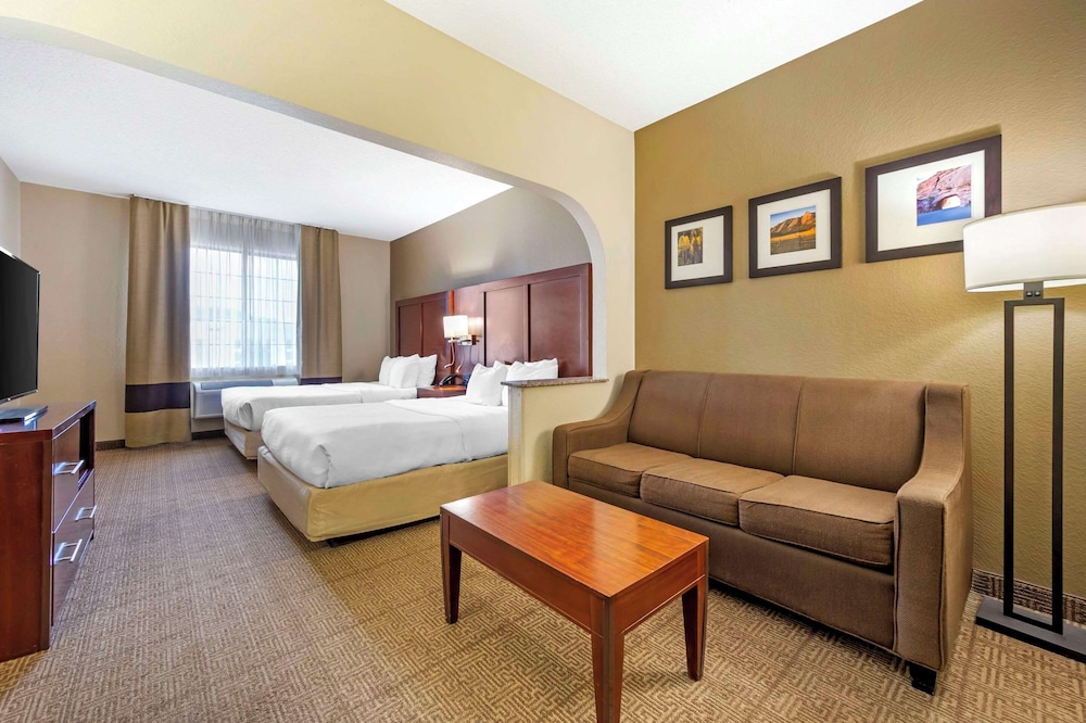 Suite, Multiple Beds, Non Smoking photo 2
