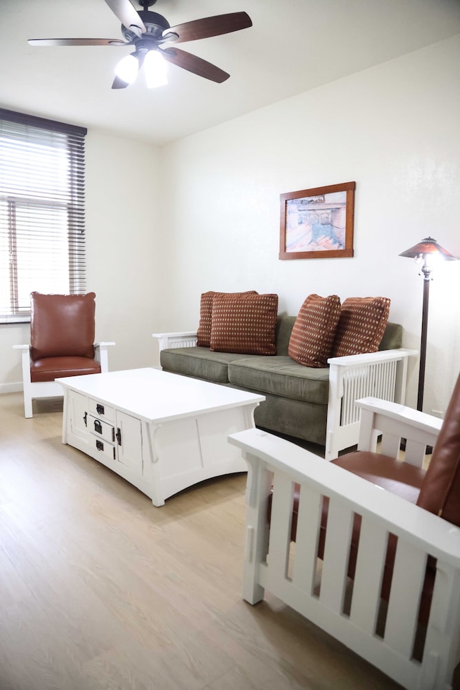 Suite, 2 Queen Beds & 1 Sofa Bed photo 2